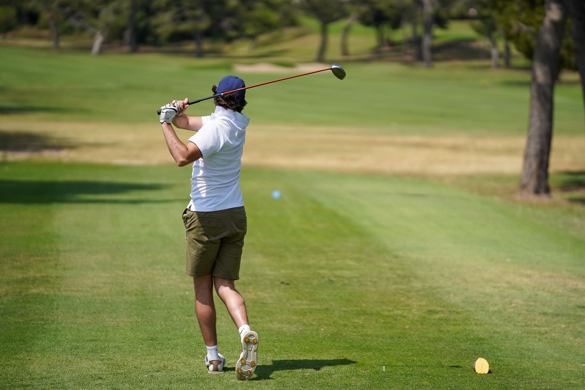 Golfista en la salida durante una prueba del circuito