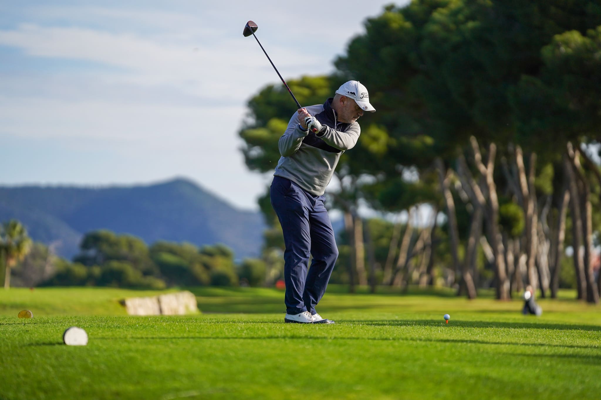 Golfista ejecutando un swing en una prueba del circuito Master & Open