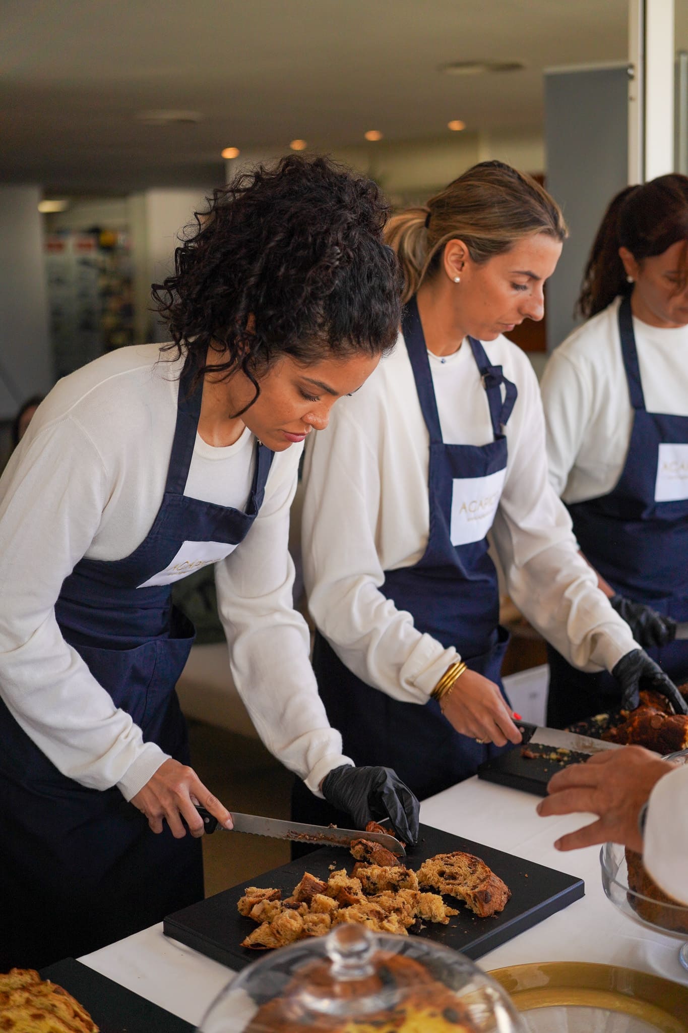 Equipo de cocina preparando la propuesta gastronómica del circuito