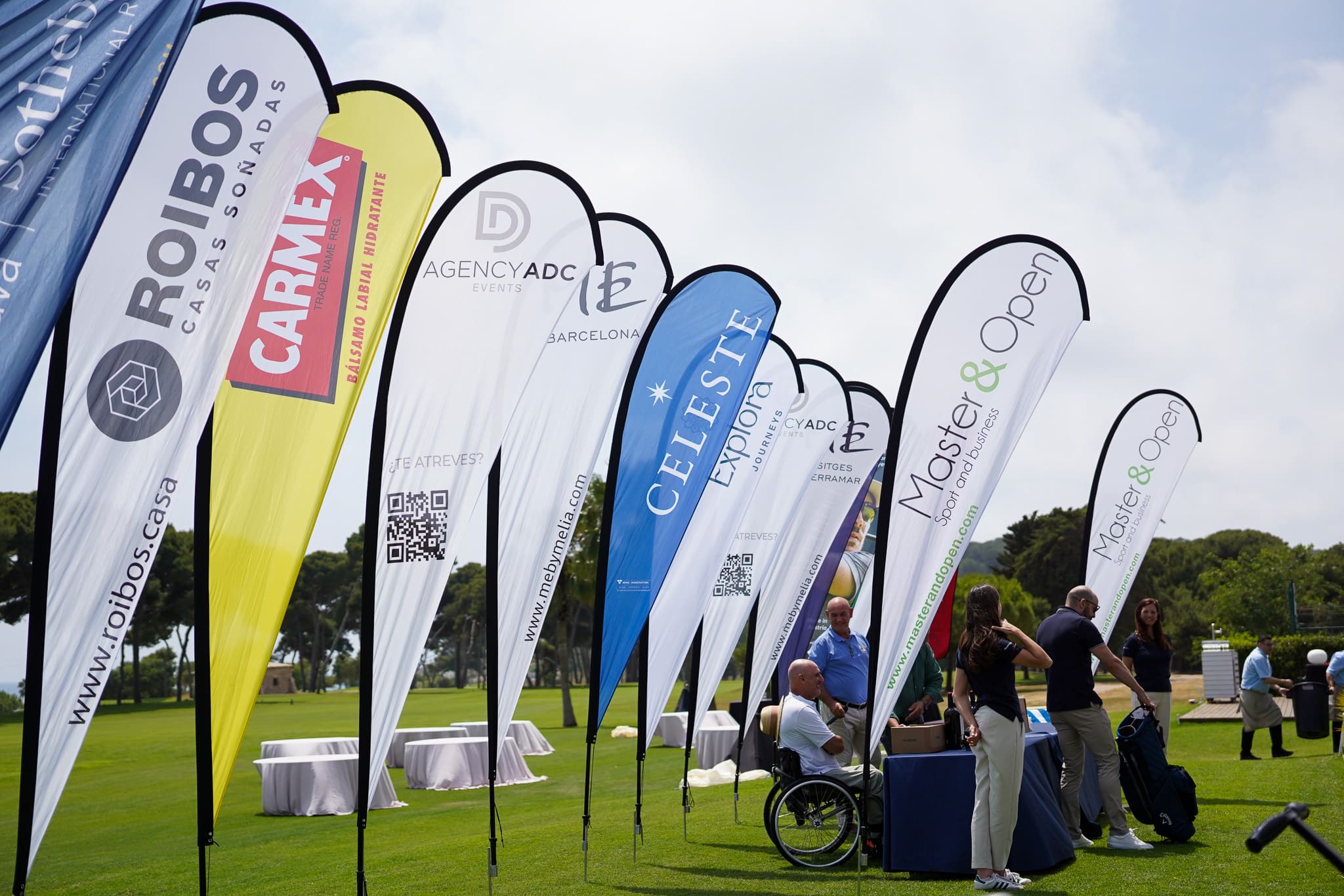 Banderas de patrocinadores y jugadores en un torneo de golf Master & Open