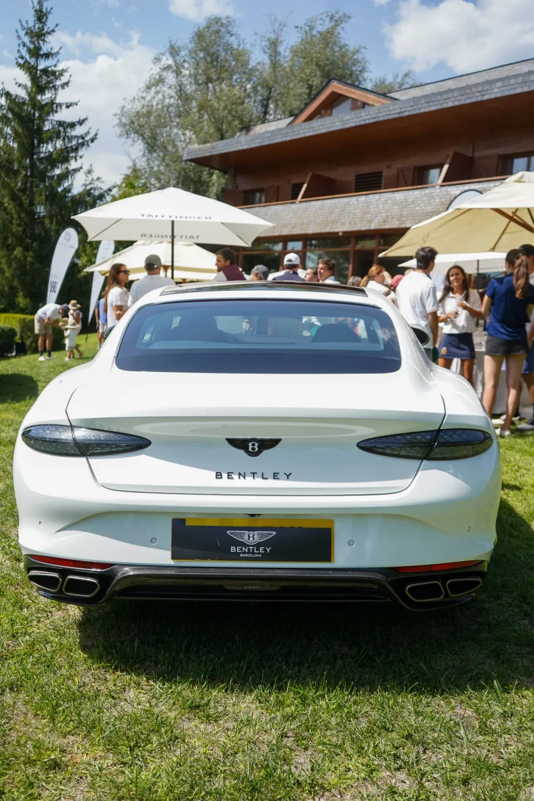 Jugadores y vehículos de lujo de un partner en el Real Club de Golf de Cerdaña